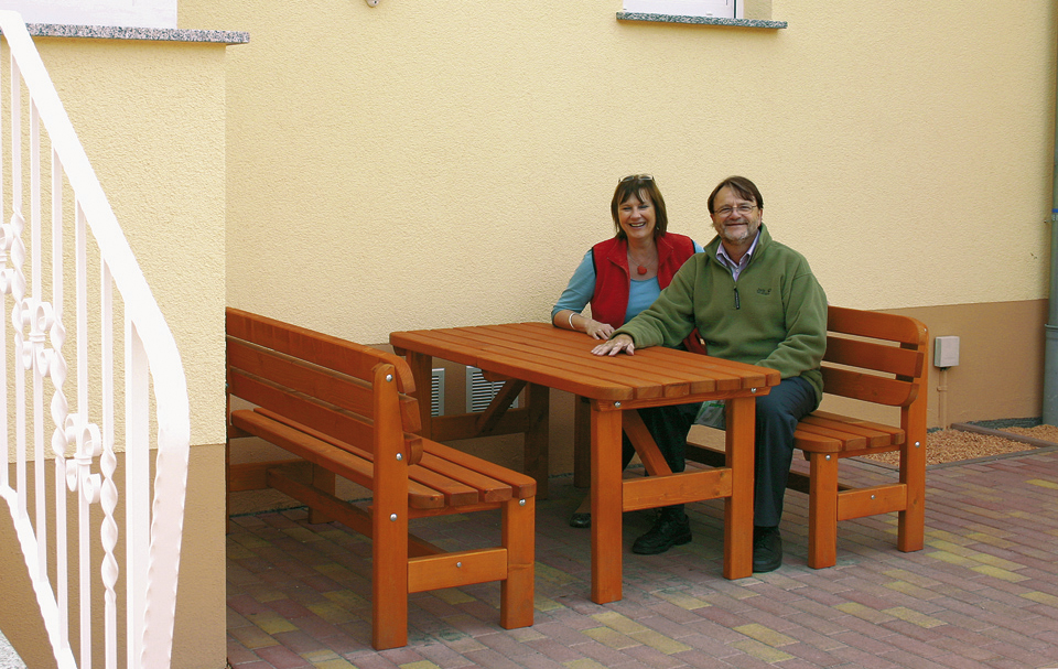 Renate und Eberhard Weingarth an der Tischgruppe im Freien